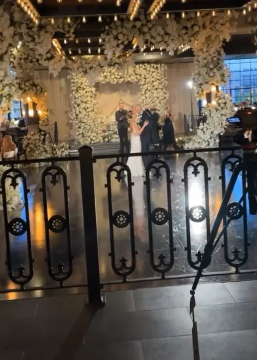 AA, 布罗切则是, 身穿西装