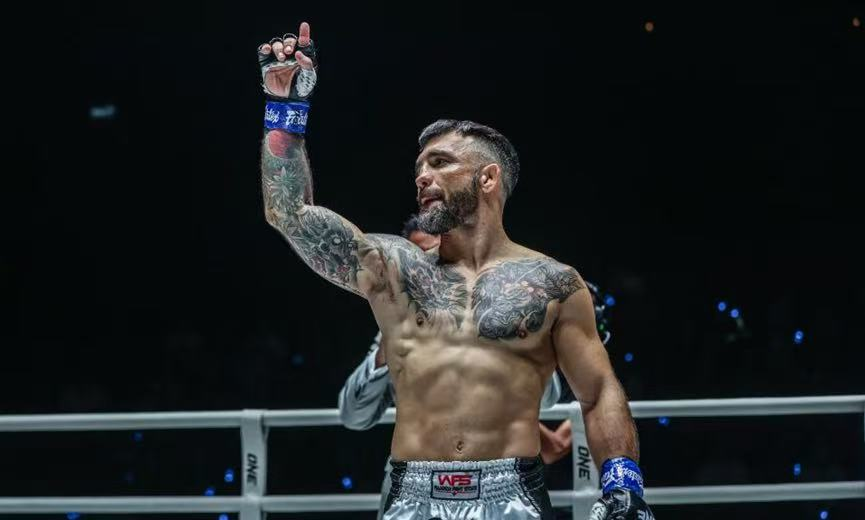 有人侧目, 击对手要害